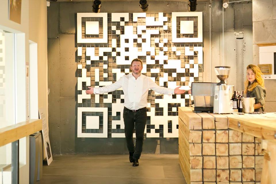 Таємний вхід — стіна з QR-кодом у крамниці під Майданом